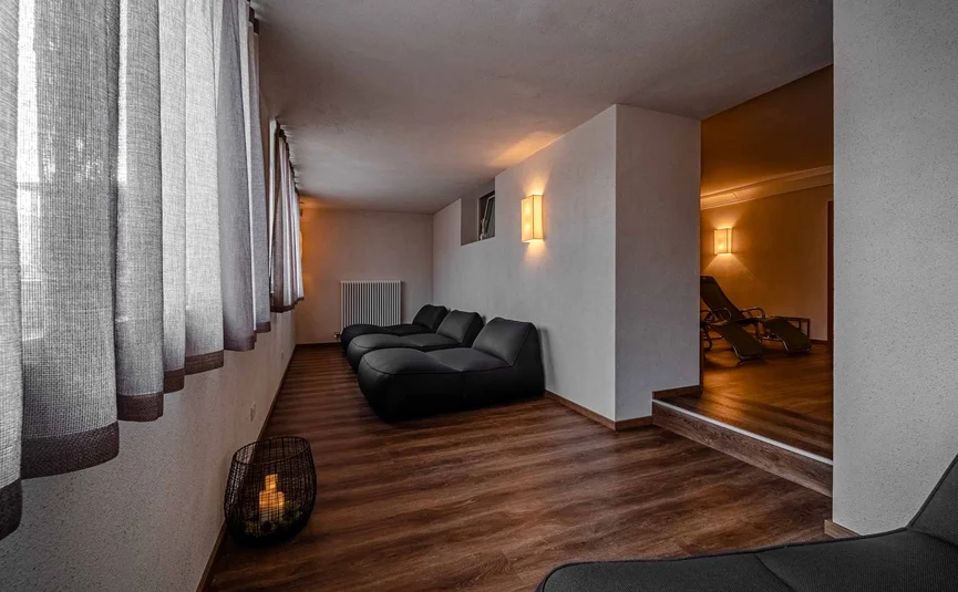 Cristallo Sport & Wellness Hotel **** © Andrea Acler Relaxation area with black sofas and warm lighting