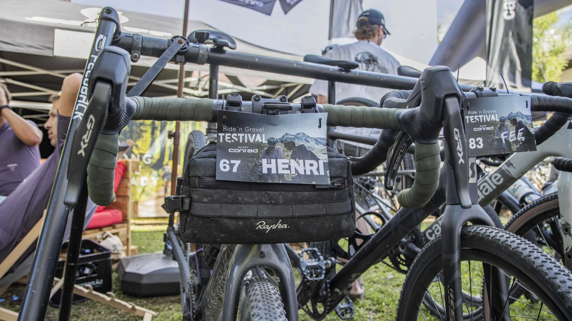 Das war das Ride ’n Gravel Testival 2026! © Sport Conrad-Leon Hoesch Zwei Rennräder mit Startnummern bei einem Outdoor-Fahrradfestival