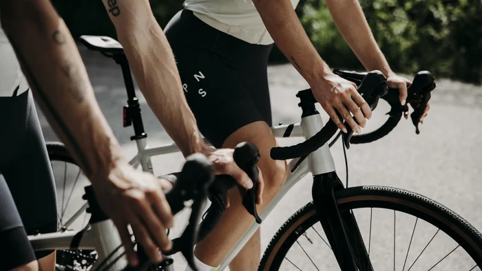 Zwei Radfahrer in Sportkleidung auf Rennrädern auf Straße