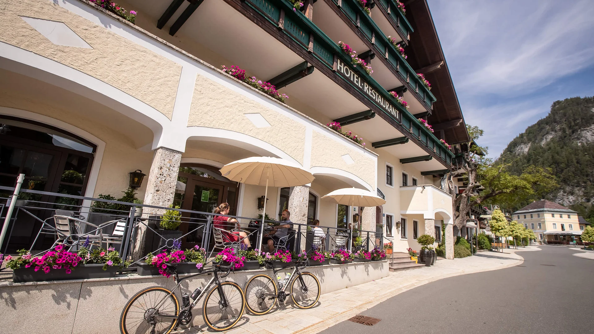 Hotelrestaurant Terrasse mit Gästen und abgestellten Fahrrädern