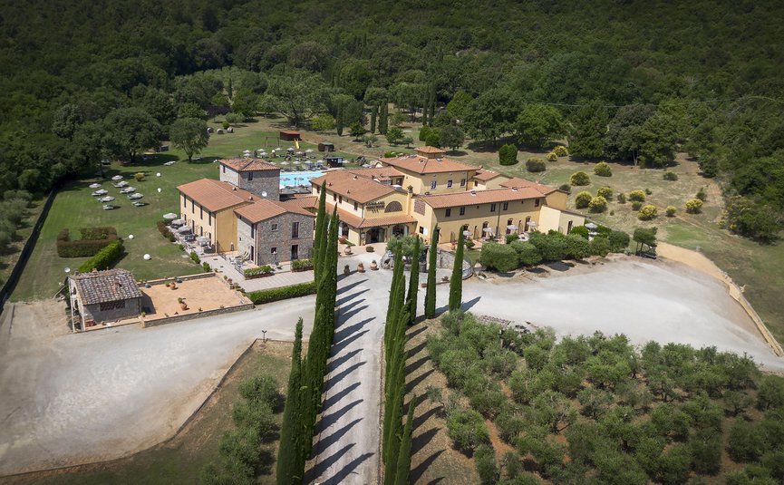 Hotel & Restaurant Casolare Le Terre Rosse ***S © Hotel Casolare Le Terre Rosse Luftaufnahme einer Landvilla mit Zypressenallee in ländlicher Umgebung