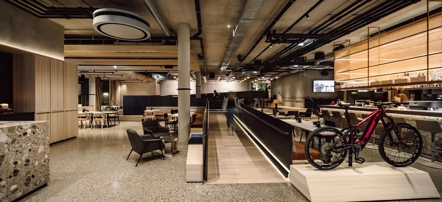 Modernes Café mit Fahrrad auf Podest und Sitzbereichen