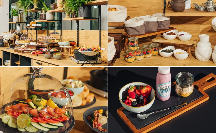 Buffet mit frischem Obst, Gebäck, eingelegtem Gemüse und Frühstückszutaten auf Holztheke