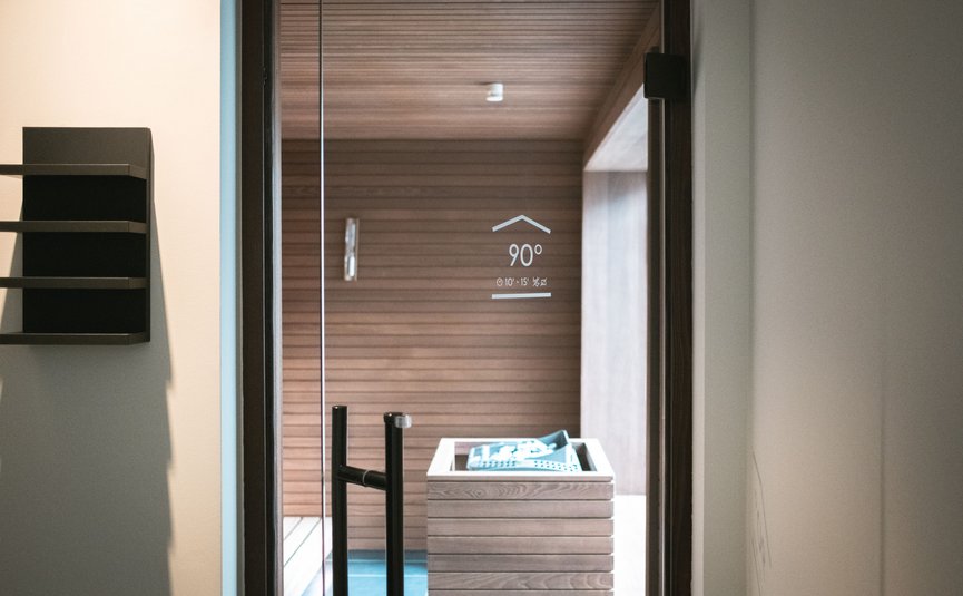 Gisse Zwölf **** © Lunah Photography - Lukas Haberer & Hannah Beikircher Glas-Saunatür mit Griff und Holzwand im Inneren