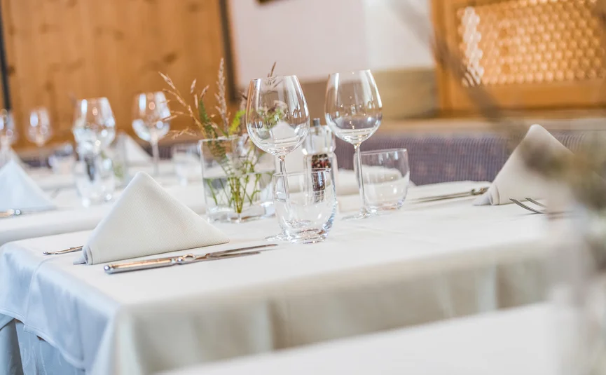 Eleganter gedeckter Tisch mit Weingläsern und weißen Servietten im Restaurant