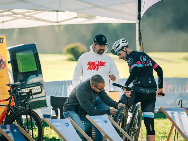 Das waren die Golden Days in Nauders © TVB-Tiroler-Oberland-Nauders-Christian-Penning - Setup GOLDEN DAYS Nauders 2026 Ein Mann justiert ein Fahrrad, während ein Radfahrer und ein weiterer Mann zusehen