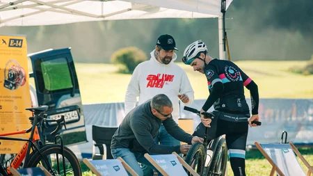 Das waren die Golden Days in Nauders © TVB-Tiroler-Oberland-Nauders-Christian-Penning - Setup GOLDEN DAYS Nauders 2026 Ein Mann justiert ein Fahrrad, während ein Radfahrer und ein weiterer Mann zusehen