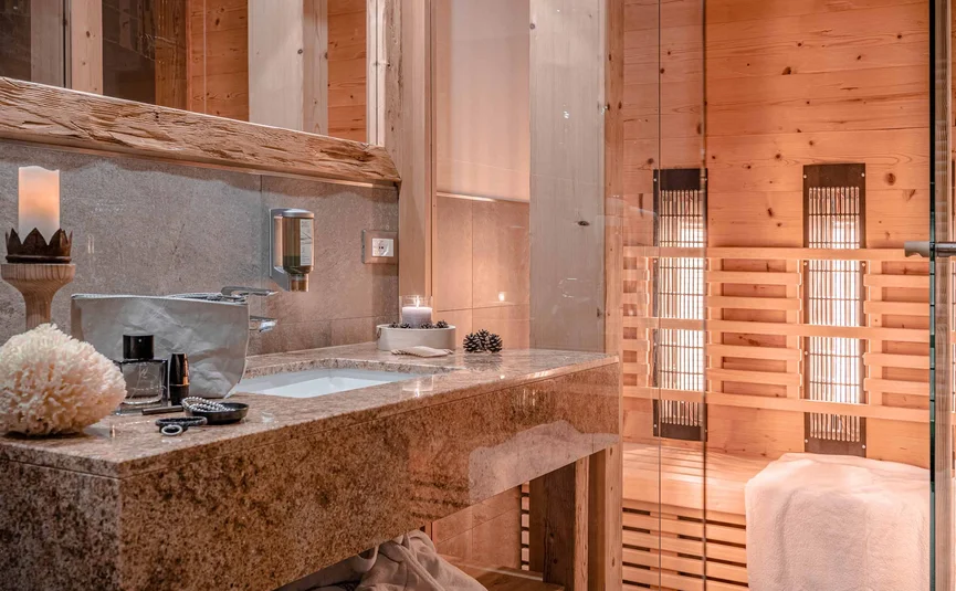 Cristallo Sport & Wellness Hotel **** © Andrea Acler Modern spa bathroom with wooden sauna and sink area