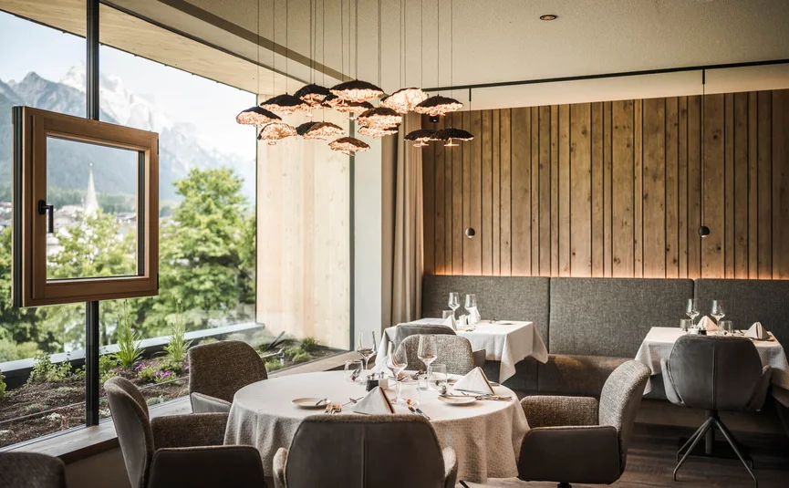 Excelsior Dolomites Life Resort ****S © Hannes Niederkofler Elegantes Restaurant mit Bergblick und modernem Holzdesign