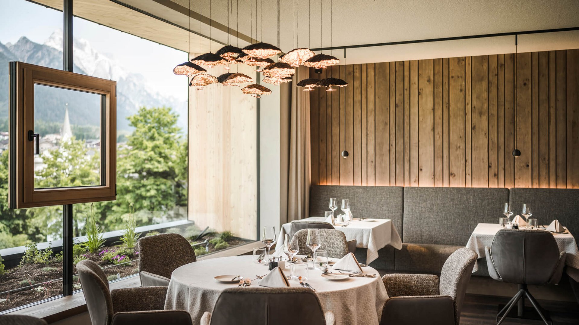 Elegantes Restaurant mit Bergblick und modernem Holzdesign
