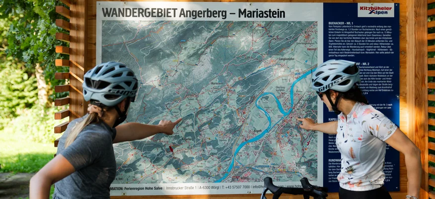 Dein erster Gravelride – so wird die Premiere ein Erfolg © Ringler Zwei Radfahrerinnen betrachten eine Wanderkarte im Gebiet Angerberg – Mariastein