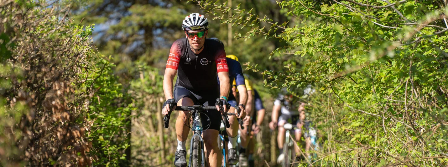 Villacher Alpe © Goran Razic Gruppe von Radfahrern auf einem Waldweg an einem sonnigen Tag