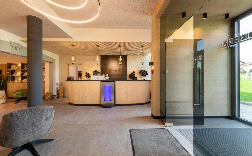 Moderne Rezeption in einem Wellness- und Balance-Hotel mit Holz und Glas