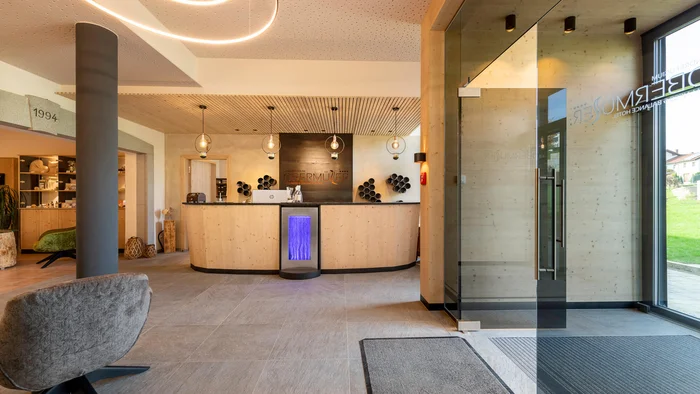 Moderne Rezeption in einem Wellness- und Balance-Hotel mit Holz und Glas