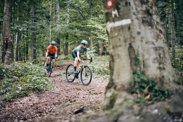 Epic Route Kärnten – Slowenien © Tobias Köhler Zwei Radfahrer fahren auf einem Waldweg auf Mountainbikes
