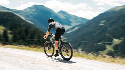Graveln in den Kitzbüheler Alpen © Martina Wunderle / Flo Distl Fahrradfahrer auf Bergstraße mit Bergen im Hintergrund