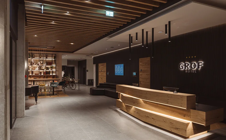 Modern eingerichtete Hotellobby mit Holzelementen und Empfangstresen