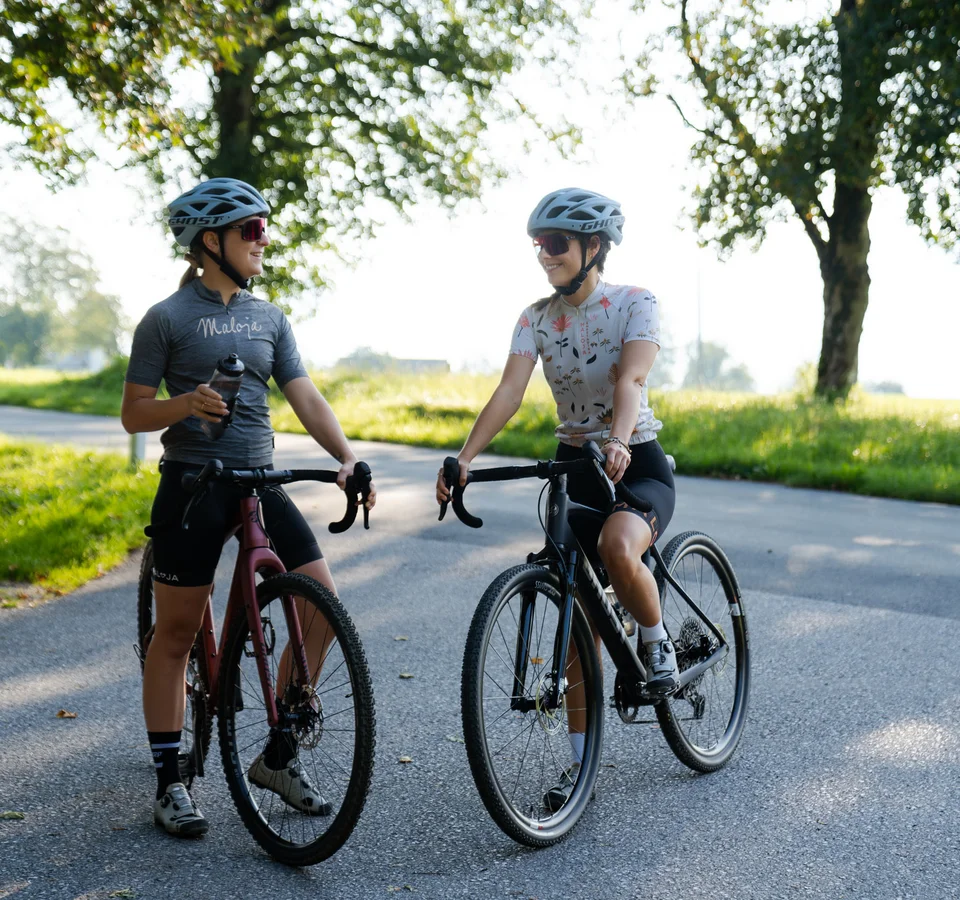Dein erster Gravelride – so wird die Premiere ein Erfolg © Ringler Zwei Radfahrerinnen im Gespräch auf einer sonnenbeschienenen Landstraße