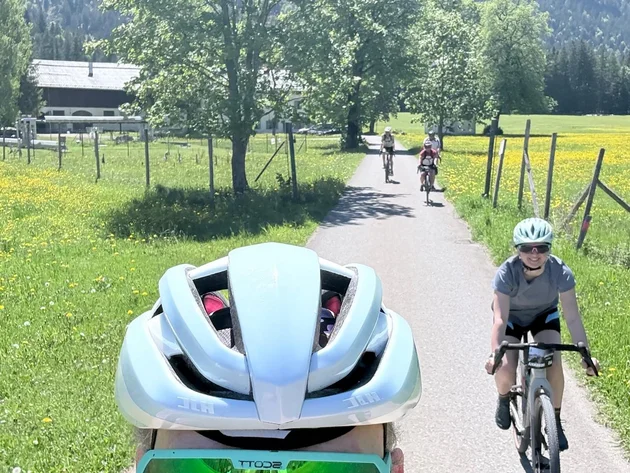 Das war das Ride ’n Gravel Testival 2026! © Sport Conrad Mann mit Fahrradhelm und Sonnenbrille auf Landstraße mit Radfahrern und Bergen
