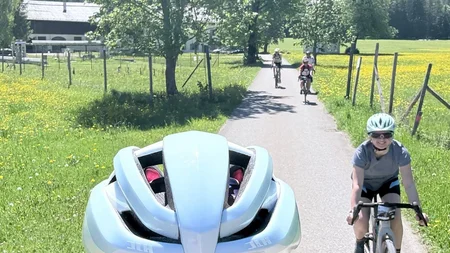 Das war das Ride ’n Gravel Testival 2026! © Sport Conrad Mann mit Fahrradhelm und Sonnenbrille auf Landstraße mit Radfahrern und Bergen