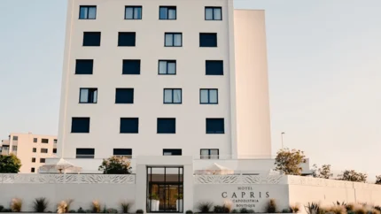 Moderner weißer Hotelgebäudefront mit schwarzem Fensterdesign