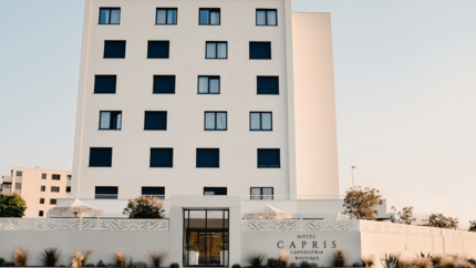 Moderner weißer Hotelgebäudefront mit schwarzem Fensterdesign