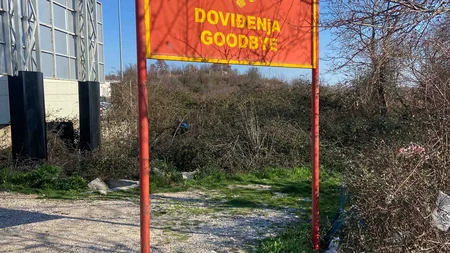 Bikepacking von Wien nach Athen © Jan Koller Rotes Schild mit Montenegro Wappen und Aufschrift Goodbye am Straßenrand