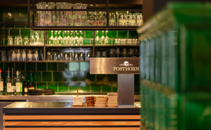 Posthorn Hotel-Restaurant © Markus Gänswein Bar mit Posthorn-Schild, grünen Fliesen und Gläsern in den Regalen