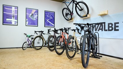 Dirty33 © David Lemanski Mehrere Fahrräder in einem Raum, einige an der Wand hängend