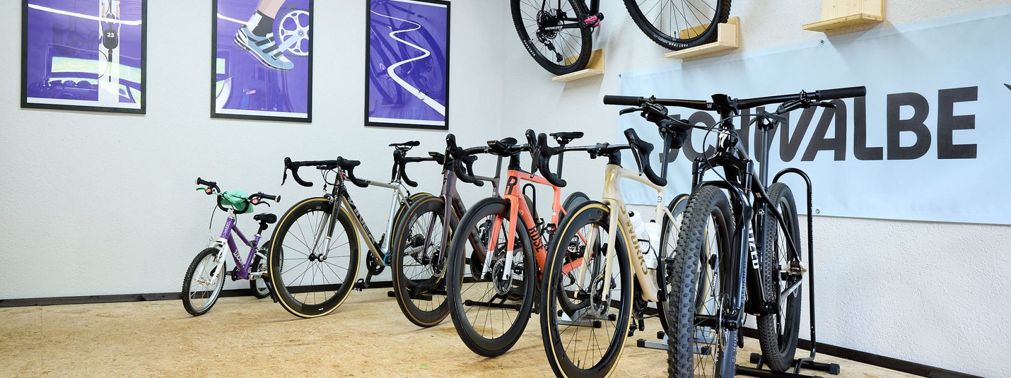 Dirty33 © David Lemanski Mehrere Fahrräder in einem Raum, einige an der Wand hängend