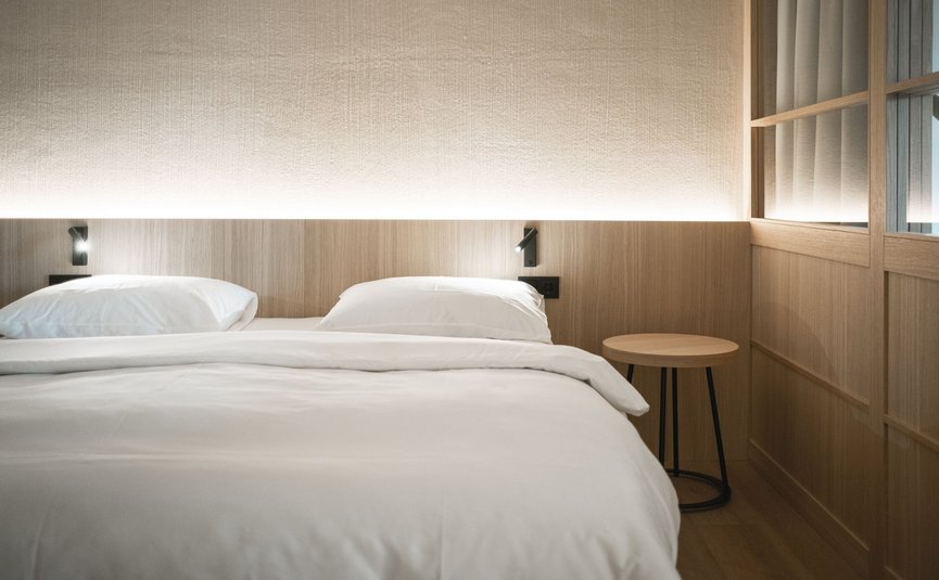 Gisse Zwölf **** © Lunah Photography - Lukas Haberer & Hannah Beikircher Minimalistisches Schlafzimmer mit Doppelbett und Holzwandverkleidung