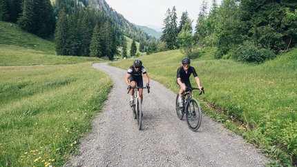 Laternsertal Gravel Tour © Ian Ehm - Vorarlberg Tourismus Two cyclists riding on a gravel path through a green mountain landscape