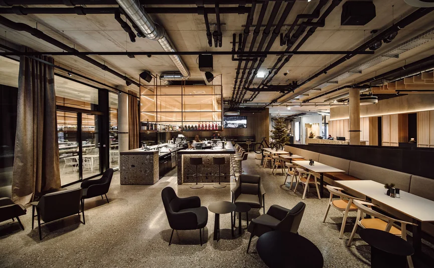 Dips&Drops - HOTEL · SPORTS · SPA · RESTAURANTS ****S © Matthias Warter Modern café with stylish seating and industrial design bar area
