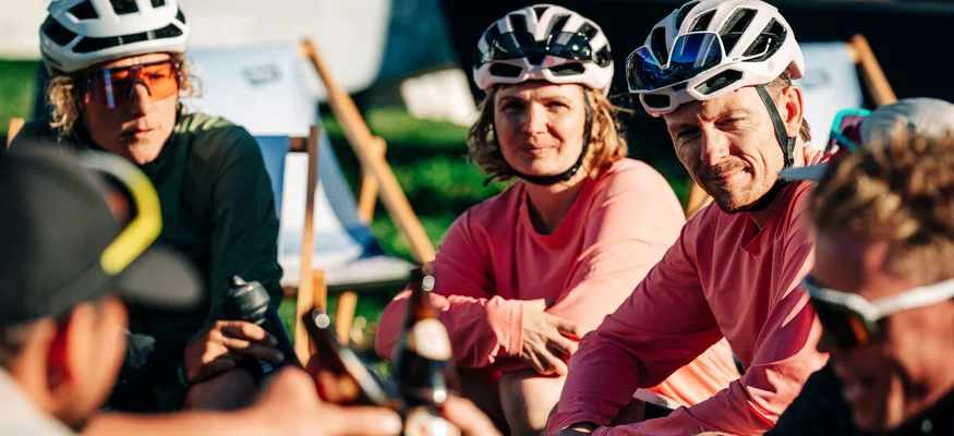 Das waren die Golden Days in Nauders © TVB-Tiroler-Oberland-Nauders-Christian-Penning Radfahrer mit Helmen sitzen draußen zusammen