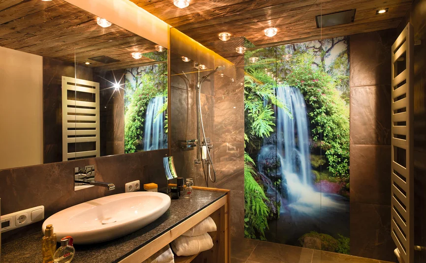 Aktivhotel Alpendorf **** © Atelier Oczlon Moderner Badezimmer mit Wasserfall-Wandbild und Holzdecke