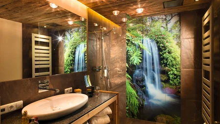 Moderner Badezimmer mit Wasserfall-Wandbild und Holzdecke