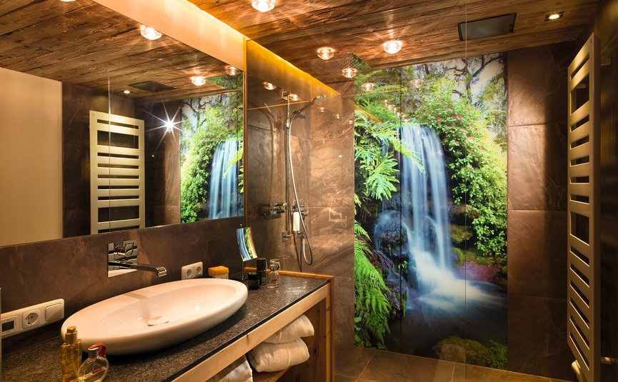 Moderner Badezimmer mit Wasserfall-Wandbild und Holzdecke