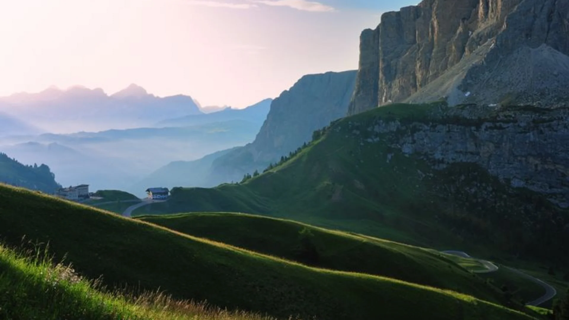 Auf Schotterkurs im Hotel Teutschhaus © Hotel Teutschhaus Kurtinig Blick auf grüne Hügel und steile Felsen in den Bergen bei Sonnenaufgang