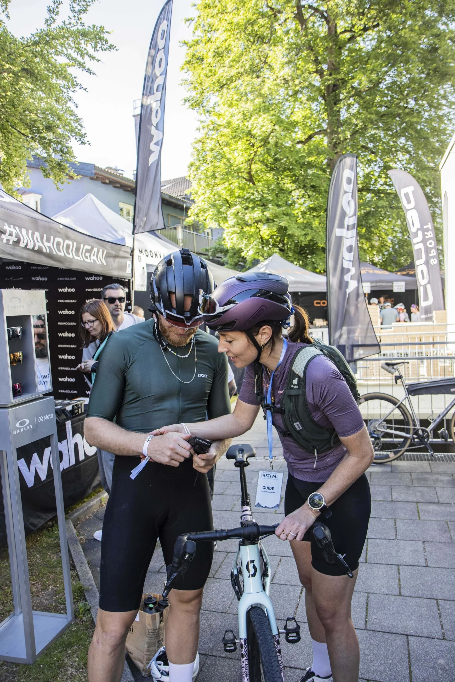 Das war das Ride ’n Gravel Testival 2026! © Sport Conrad-Leon Hoesch Zwei Radfahrer mit Helmen schauen auf ein Gerät bei einem Outdoor-Event