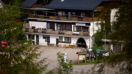 Neue Gravelbike Holidays Hotels 2026 © David Lemanski Landhotel Fuchs mit Terrasse und Informationsschildern im Wald