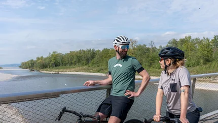 Gravelbiken in Vorarlberg: Die 7 schönsten Highlights zwischen Bodensee und Alpen © Chris Gollhofer - Vorarlberg Tourismus Zwei Radfahrer stehen auf einer Brücke und unterhalten sich