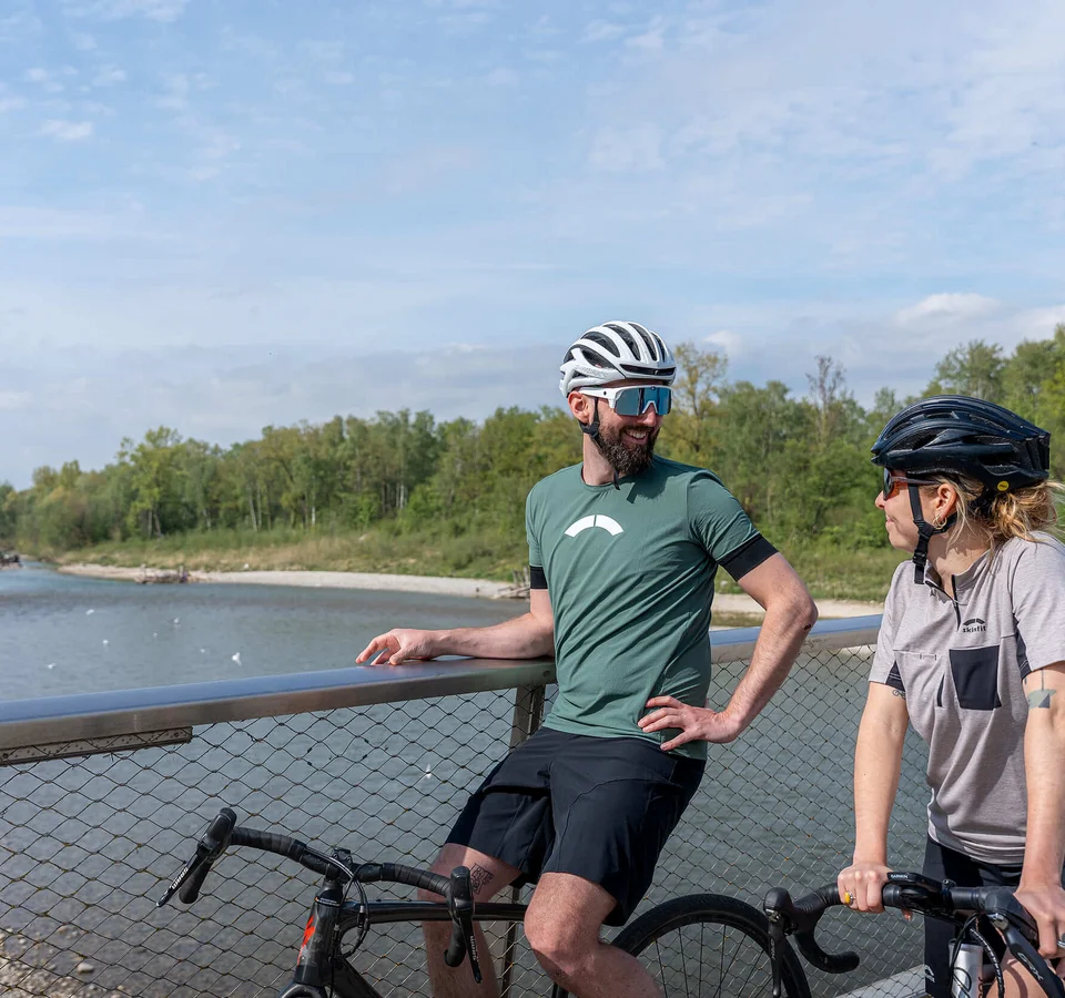 Gravelbiken in Vorarlberg: Die 7 schönsten Highlights zwischen Bodensee und Alpen © Chris Gollhofer - Vorarlberg Tourismus Zwei Radfahrer stehen auf einer Brücke und unterhalten sich