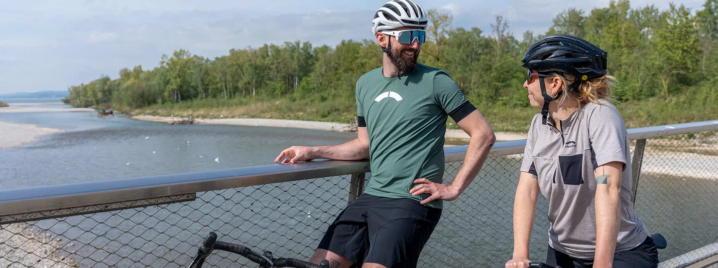Von den 3000ern bis zum Bodensee © Chris Gollhofer - Vorarlberg Tourismus Zwei Radfahrer stehen auf einer Brücke und unterhalten sich