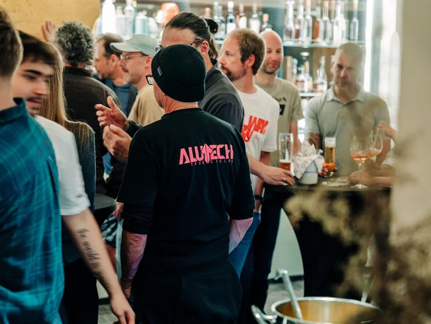 Das waren die Golden Days in Nauders © TVB-Tiroler-Oberland-Nauders-Christian-Penning - Get Together bei den Golden Days 2026 Menschen unterhalten sich an einer Bar mit Flaschen und Getränken