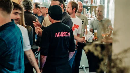 Das waren die Golden Days in Nauders © TVB-Tiroler-Oberland-Nauders-Christian-Penning - Get Together bei den Golden Days 2026 Menschen unterhalten sich an einer Bar mit Flaschen und Getränken
