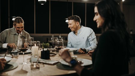 Menschen genießen ein Abendessen bei Kerzenlicht in einem Restaurant