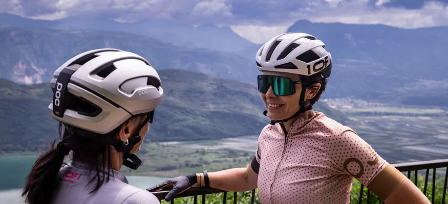 Gravel & Törggelen: Warum Tramin im Herbst perfekt für Gravelbiker ist © Heiko Mandl Zwei Radfahrer mit Helmen und Sonnenbrillen bei Bergblick