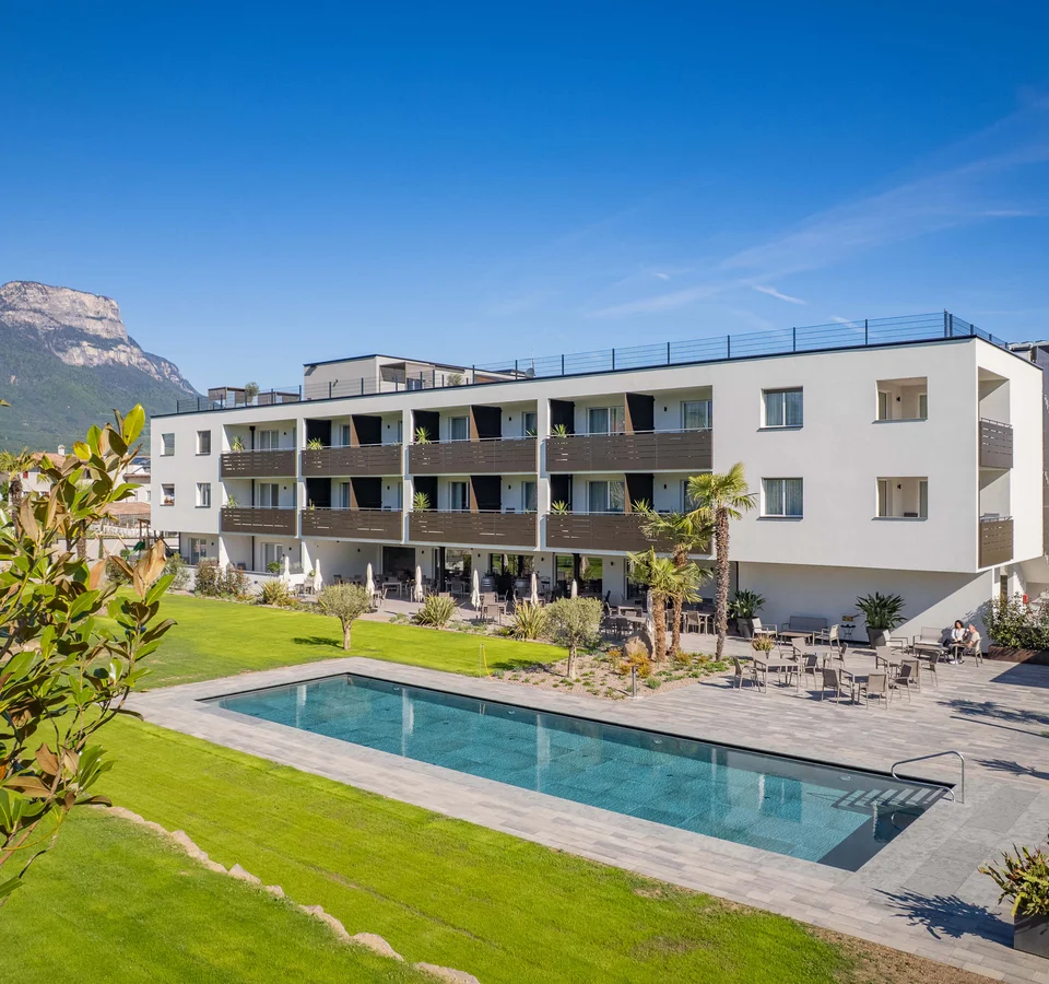 Modernes Wohngebäude mit Pool und Blick auf Berglandschaft bei klarem Himmel