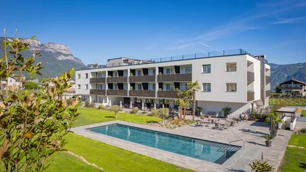 Hotel Cornelian © Compusol.it - Dietmar Mitterer-Zublasing Modernes Wohngebäude mit Pool und Blick auf Berglandschaft bei klarem Himmel