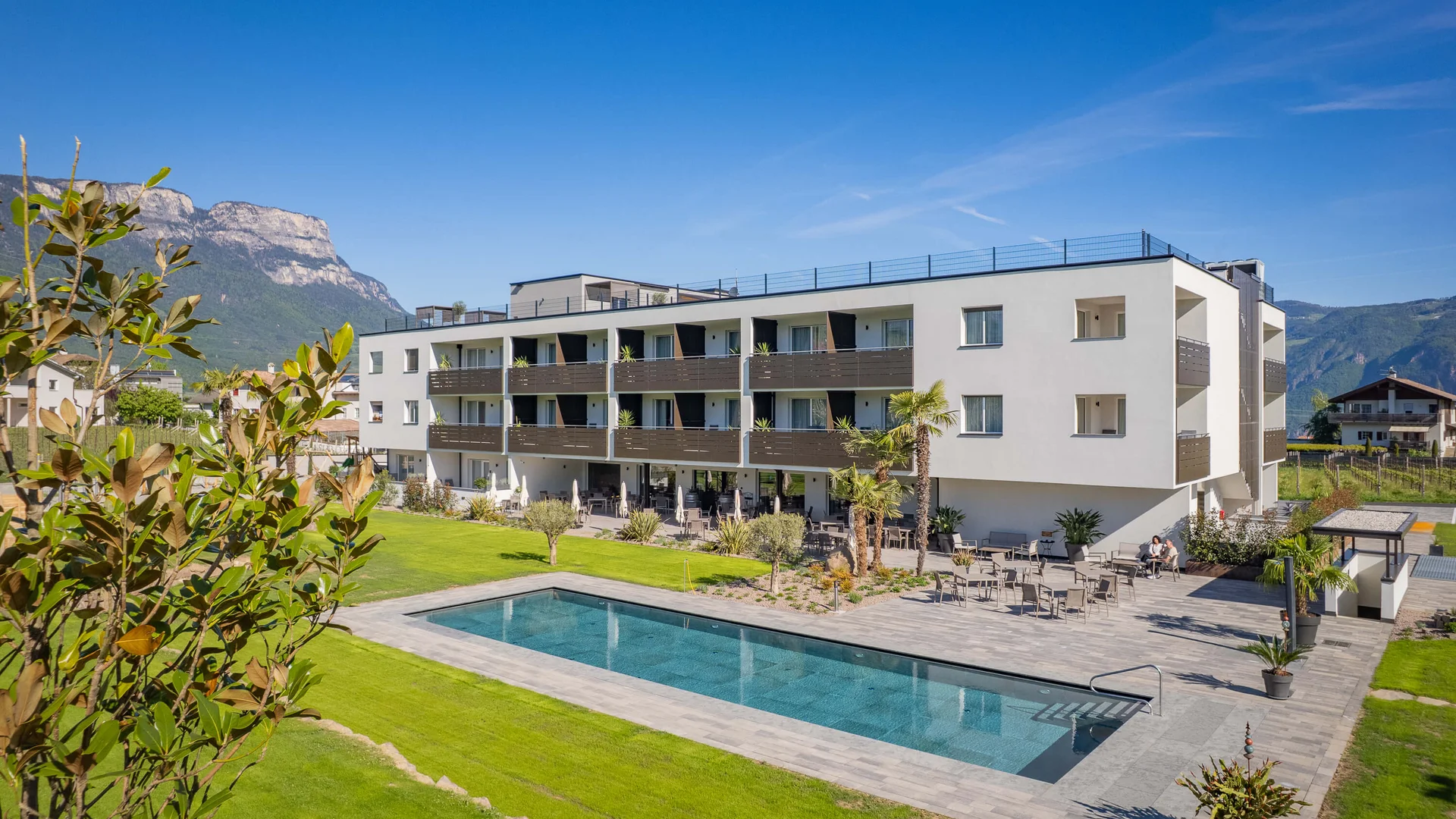 Neue Gravelbike Holidays Hotels 2026 © Compusol.it - Dietmar Mitterer-Zublasing Modernes Wohngebäude mit Pool und Blick auf Berglandschaft bei klarem Himmel